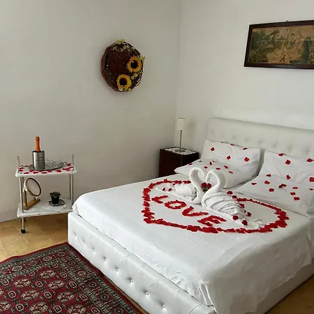 A Un Passo Dal Castello Nyaraló *